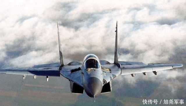 航展上20吨战机表演 1200公里时速被拦腰撞断