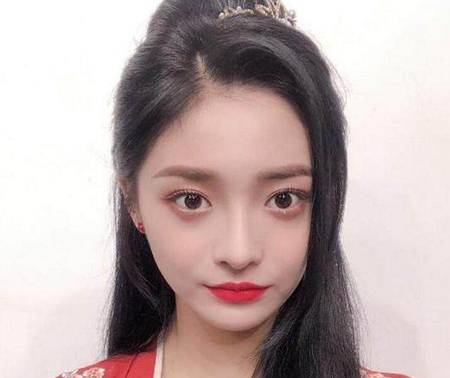 周洁琼鞠婧祎同台演出,两人撞脸很尴尬,网友谁