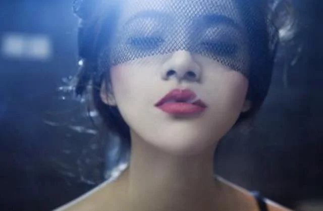 40岁阿姨化萝莉妆,欺骗单身男子300万,他们见