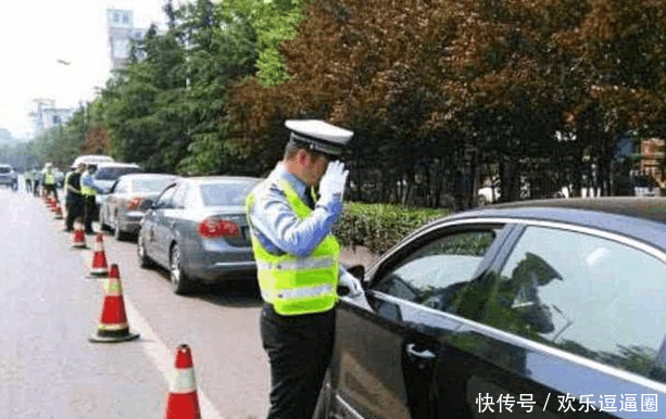 出门忘带驾驶证被拦! 老司机教你一招, 警察一
