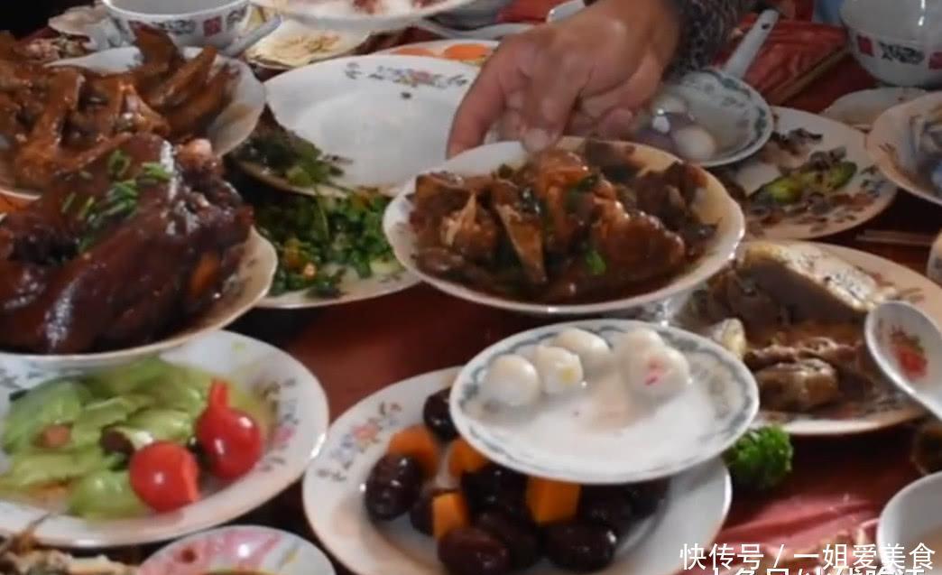实拍上海农村宴席, 一桌18道菜, 每道菜都比城