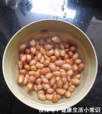 懒人速减妙招,花生和它泡着吃,3天排毒治便秘,20天瘦25斤,用