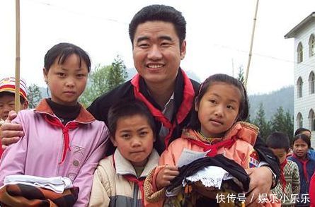 资助1百多名穷困学生,死后却无钱下葬,5年后妻子驾车被砸身亡