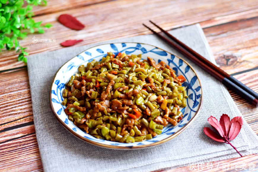 炒什么菜需要放酸豆角 t017766c3eab8a5efdd.jpg