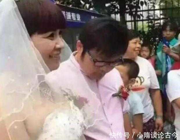 小伙子和52岁大妈结婚，家人非常支持，网友：理解！