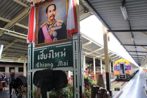 去泰国旅游最好不要乘坐火车,车上臭气熏天环