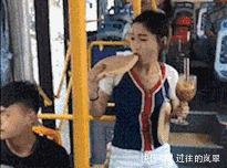 搞笑GIF图:真是好养活,公交车上吃大饼,绝对是