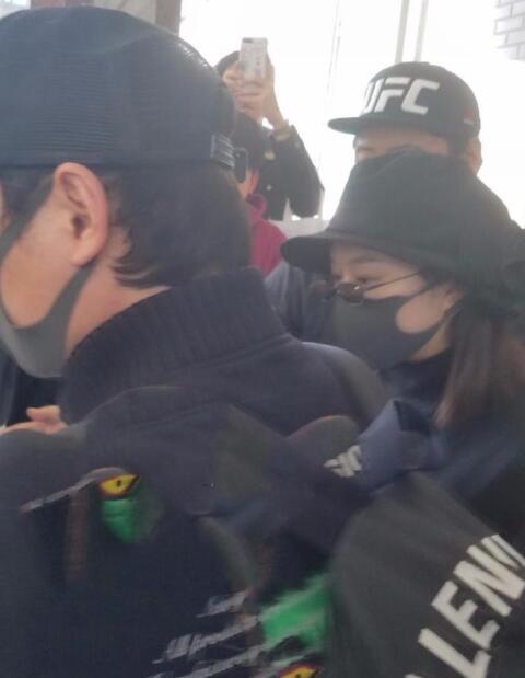 赵丽颖产后首现身成焦点,被问儿子一脸喜悦,她