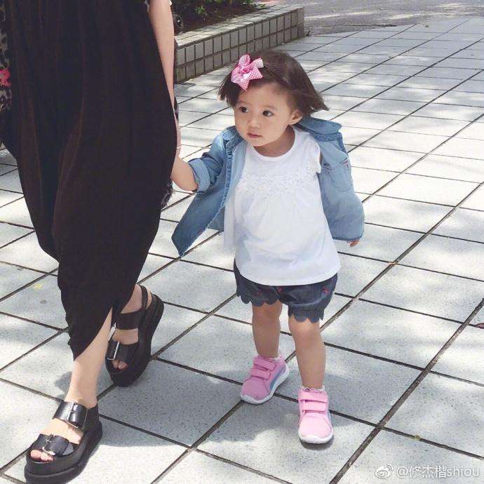 修凯杰晒咘咘和小女儿的照片 底下评论炸了