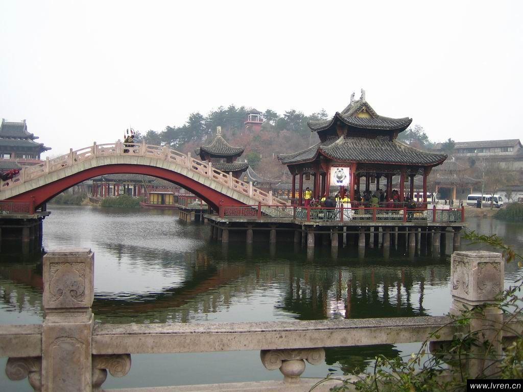 影视城为了吸引游人,还组织了演出团,每天演出人们熟知的历史戏剧故事图片