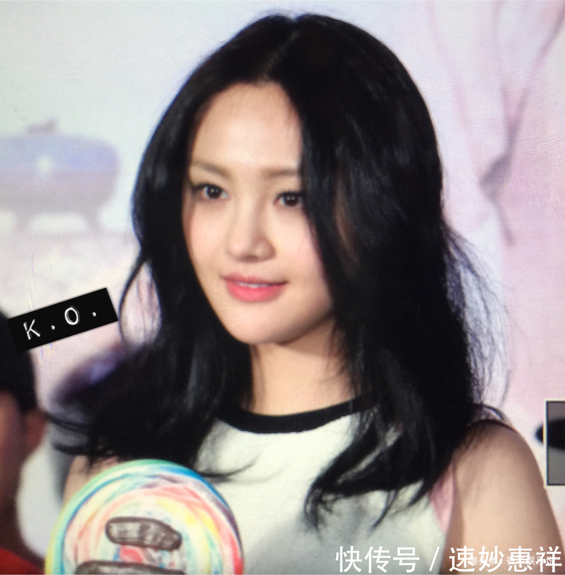 郑爽发布会上自扇嘴巴扮鬼脸她这样让旁边的女