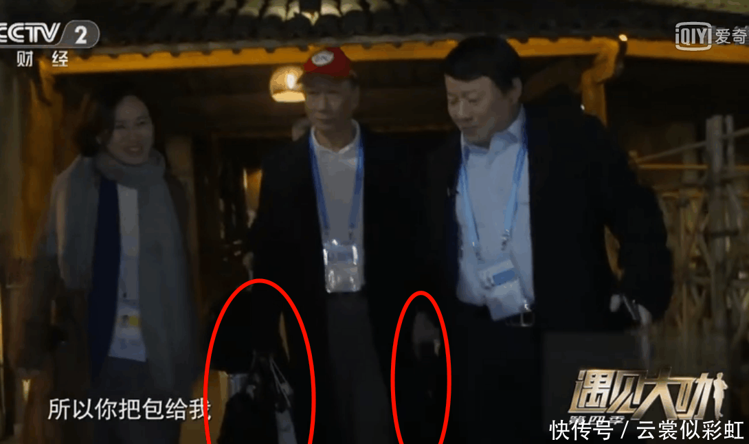 价百亿的郭台铭如何做人做事: 自己拎包, 帽子上