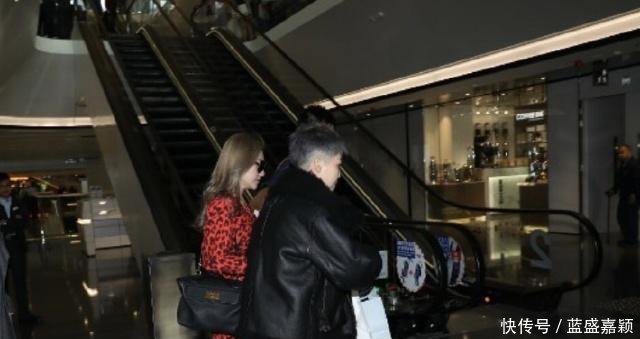 阿娇领证现场曝光,穿粉色婚纱同新郎深情拥吻