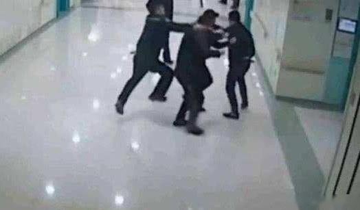 结婚五年终于怀孕,被熊孩子撞倒在地,孩子家长