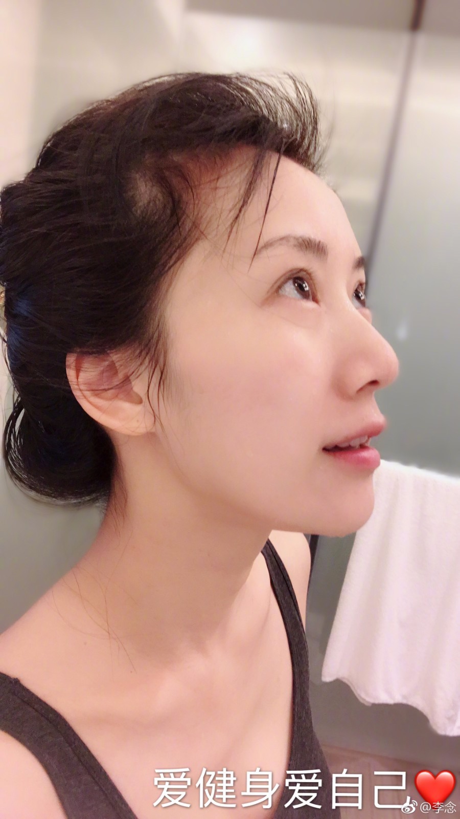 照片中,李念身着少女感十足的粉色吊带,躺在瑜伽垫上甜笑比v,运动过后