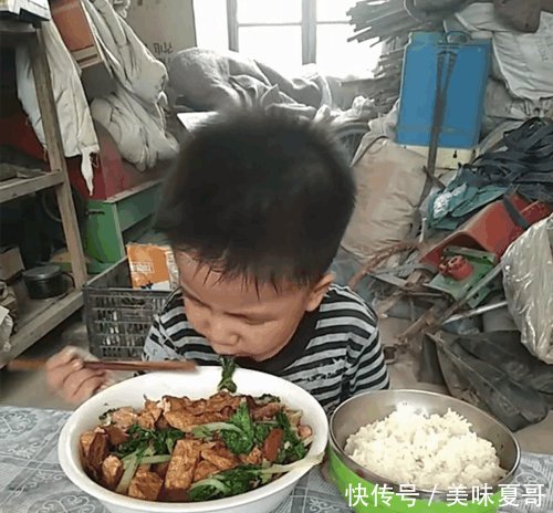 孩子在幼儿园老喊饿, 当老师看到他在家吃饭的