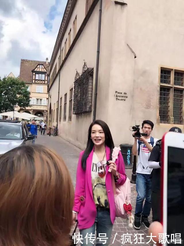 网友晒照偶遇舒淇赵薇录制节目,两人都很有气