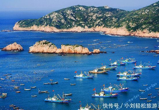 舟山风光舟山市是我国第一个以群岛建制的地级市,隶属于浙江省,地处中国东部黄金海岸线与长江黄金水道的交汇处,拥有1390个岛屿和270多公里深水岸线,是中国第一大群岛和重要港口城市,是我国著名的渔场和海洋渔业的重要基地。素有祖国渔都之美誉。 舟山风光舟山是中国第一大群岛,位于我国东海沿岸,所谓舟山归来不看岛,这里有着1390个岛屿像一颗颗璀璨的珍珠洒落在浩瀚无垠的大海中。舟山群岛历史悠久,古称海中洲,海岛特有的景致赋予这里无穷的迷人魅力,蓝天、碧海、绿岛、金沙、白浪是舟山生态旅游坏境的主色调,以海