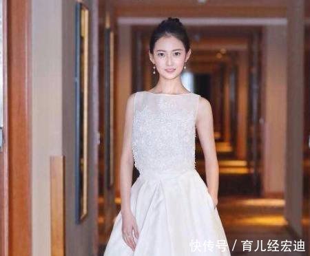 当明星校花集合,一样穿上仙气的礼服时,其中的