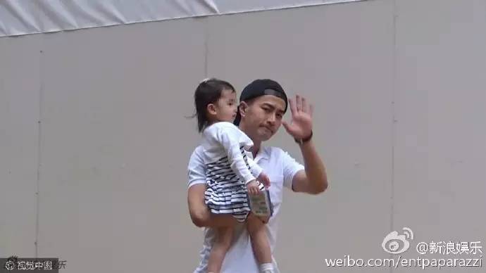 杨幂抱孩子都能上头条，她为何沦落成“不晒娃则不爱娃”的冷血人设?