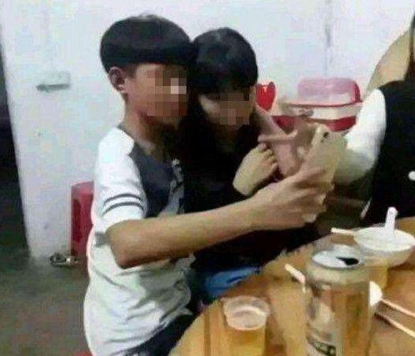 00后小学生同学聚会, 竟当众干出这些事情, 让人直呼辣眼