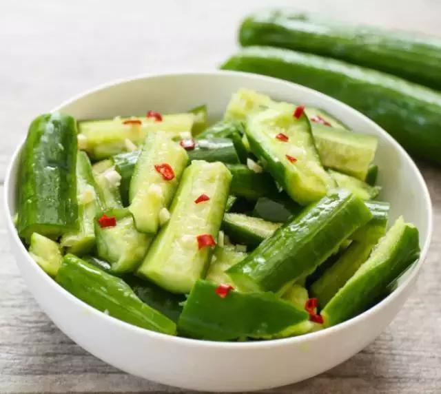 凉拌刀拍黄瓜一定要这样做 才不浪费黄瓜