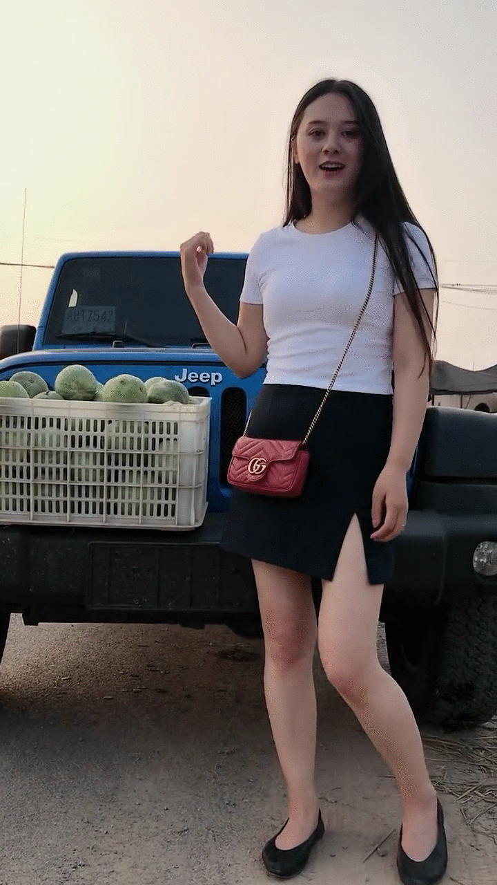 户外还是穿着卖短裙的水果,美女换双高跟鞋的明星美女写真图集图片