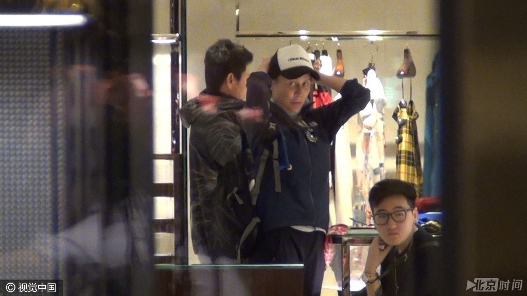 看完衣服,嘉玲姐又叫店员拿来一条项链,更马上试戴 ,不过好像也是不太合心意。然后在等待店员拿其它款式出来的时候,嘉玲姐终于都发现记者了 ,可能是为免素颜曝光,所以嘉玲姐也马上躲起来回避镜头,最后就不知所终了。