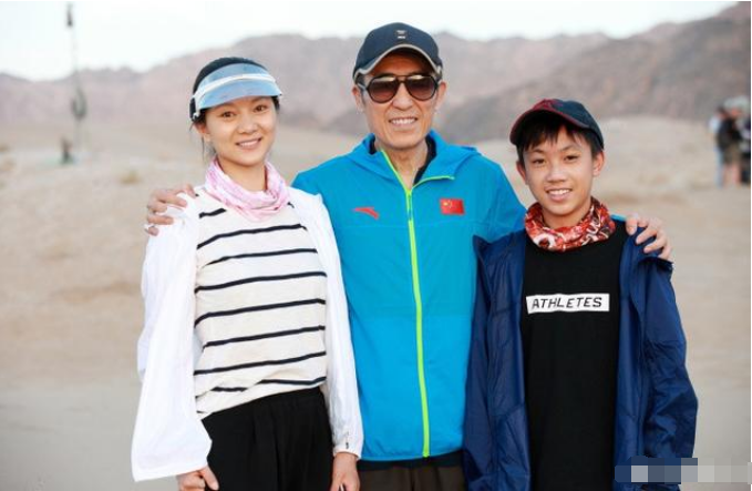 张艺谋小31岁妻子带子探班丈夫,12岁儿子快有
