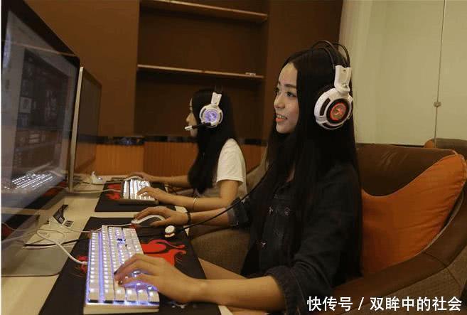 网吧收银员年轻漂亮,月薪只有2000块,为什么不