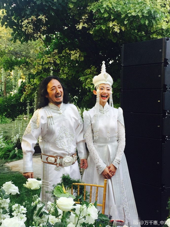 音乐人三宝婚纱照曝光大胆堪比列侬