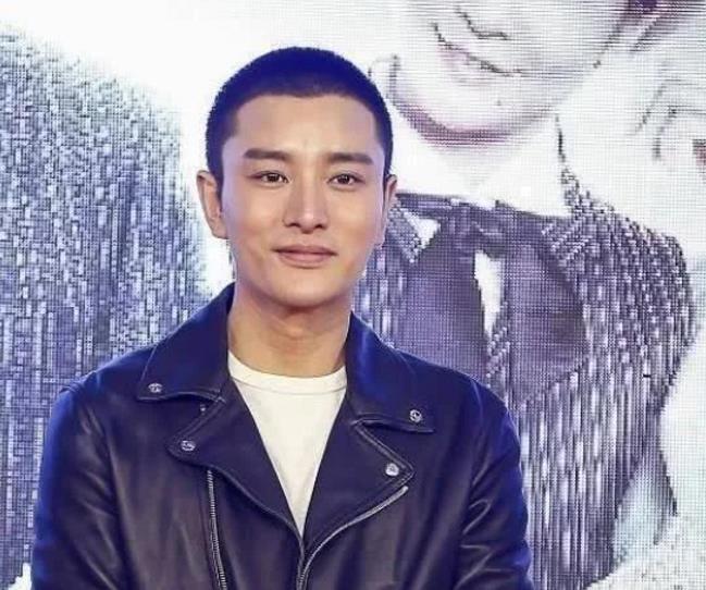 李小璐久违亮相,注意力全在她的上半身