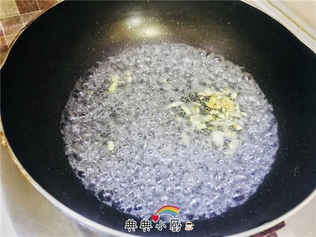 夏天做上这道水晶藕片，口味鲜香，专治酷暑没食欲