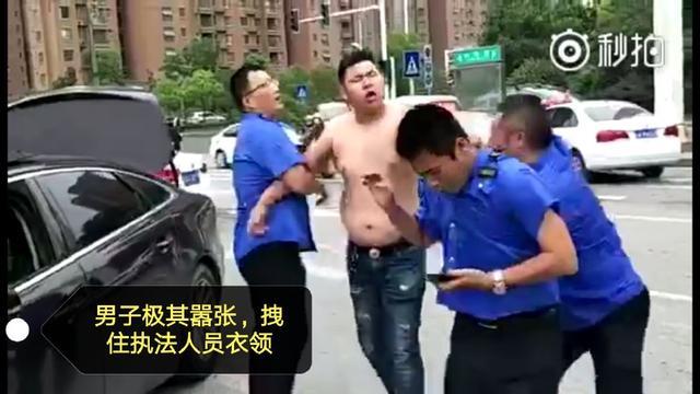 壮汉司机脱衣露纹身恐吓执法人员，民警到现场后他上演秒怂表情秀