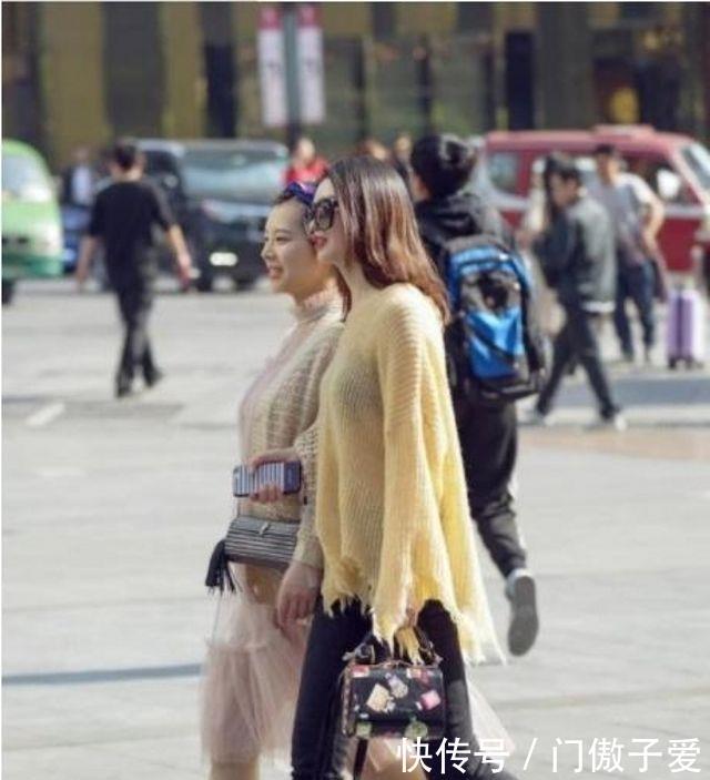 美女街拍,路人身穿一件背心动漫美女,非常a美女黑色奶吊带吸图片图片