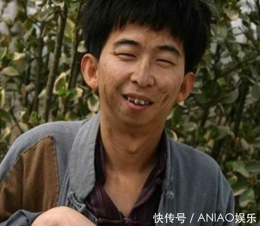 他是最丑男演员,逆袭成了导演,网友:他妻子颜值