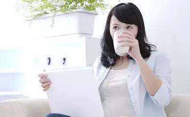 小孩这样喝牛奶方式有损健康,别怪我发晚了!