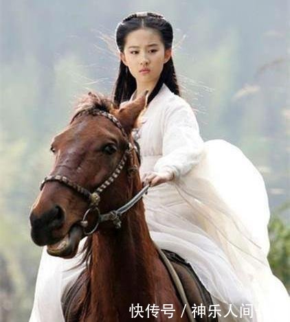 女明星古装骑马戏,有人帅气,有人飘逸,赵丽颖还