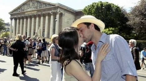 留学女大学生,街头向老外索吻,目标是吻够100