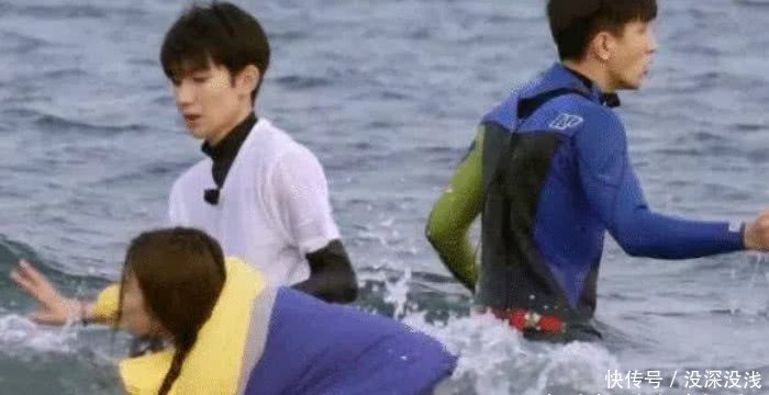 杨超越水中没站稳,抱住王源,谁看到金翰在干什