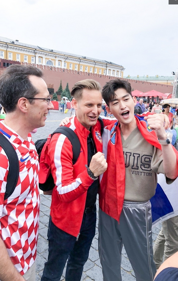 俄罗斯世界杯决赛前夕：张翰现身莫斯科街头助威克罗地亚！太帅！