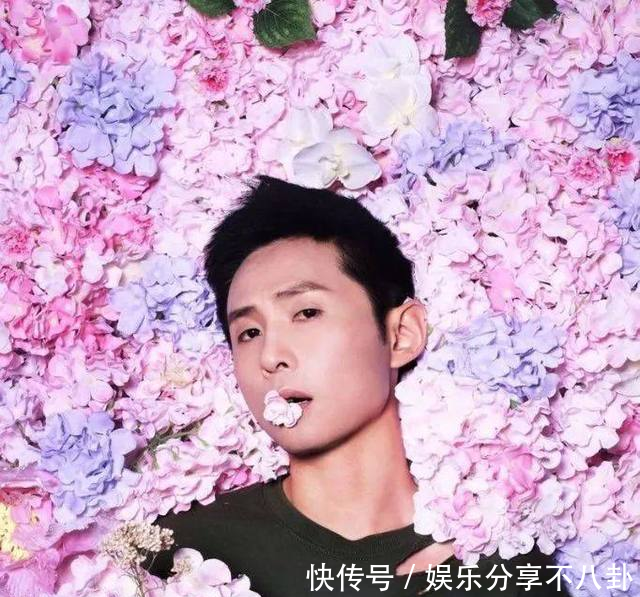他跟黄渤是校友,每部热剧都是男一号,迷之嗓