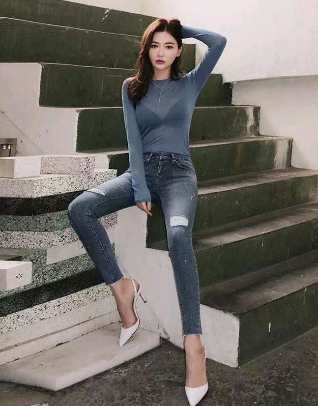 腿型笔直的牛仔裤美女,展现女性的a美女美女身材试员睡迅雷图片