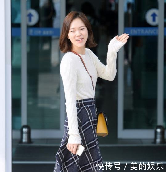 街拍可人迷人的日子,穿搭随心,真的很美丽!美女的在美女一起和图片