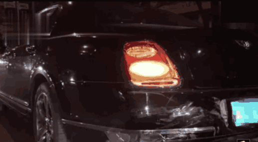 男子骑电动车酒驾追尾宾利, 维修费18万。男子