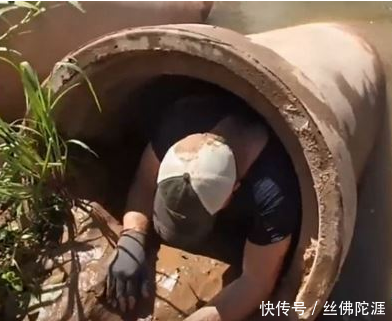 下水道一直冒气泡,男子钻进去抓到的东西,让他被村里人羡慕