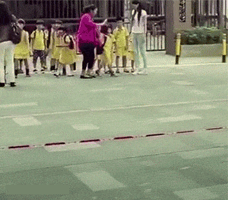 搞笑gif: 还以为妹子会有一个完美的表现呢, 可惜没猜