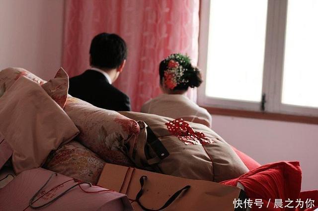 生完女儿坐月子,半夜发现不见月嫂和婆婆,推开书房门她俩跪下了