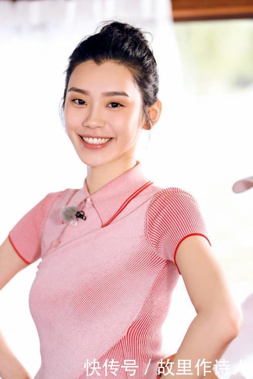 奚梦瑶出行用大衣遮体,肚子明显隆起 万博manxbet