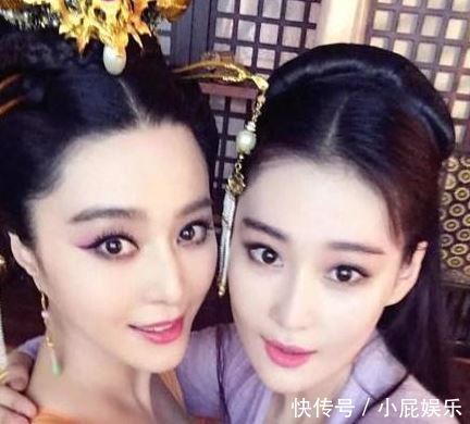 明星合影时的小动作:蔡徐坤踮脚,杨颖秀腿,吴彦